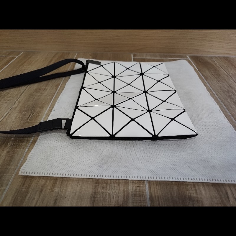 ISSEY MIYAKE 三宅一生 BAOBAO 經典金剛色白色三角格 3x4 小型 斜背包護照包肩背包爆爆包 全新-4