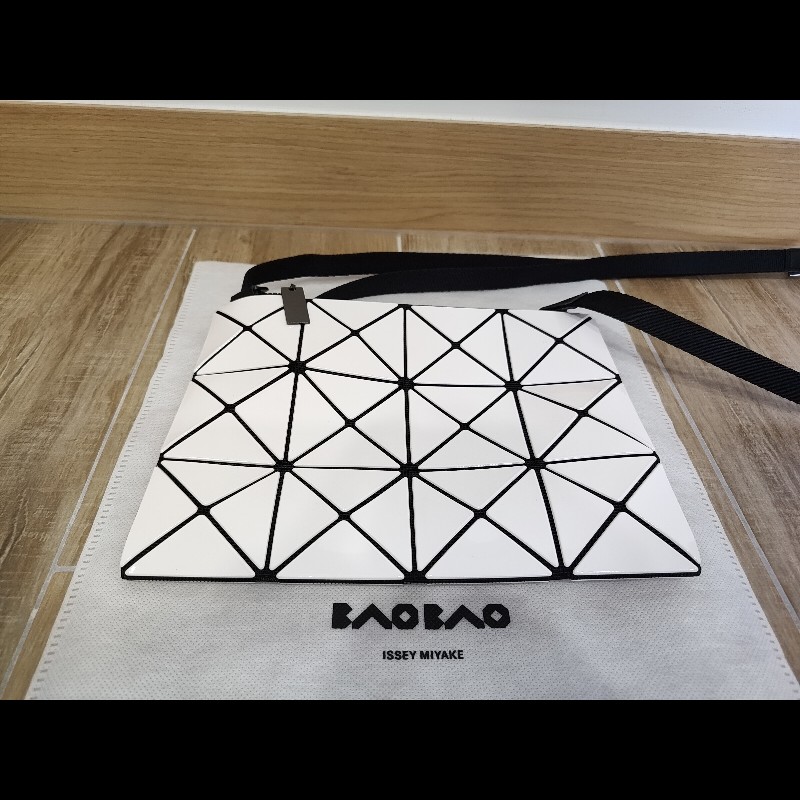 ISSEY MIYAKE 三宅一生 BAOBAO 經典金剛色白色三角格 3x4 小型 斜背包護照包肩背包爆爆包 全新-6