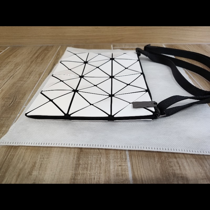 ISSEY MIYAKE 三宅一生 BAOBAO 經典金剛色白色三角格 3x4 小型 斜背包護照包肩背包爆爆包 全新-7