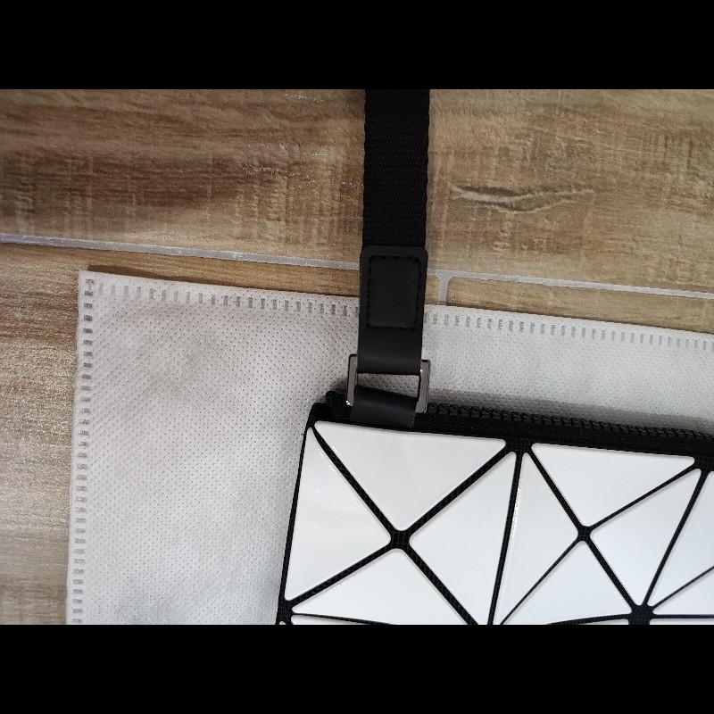 ISSEY MIYAKE 三宅一生 BAOBAO 經典金剛色白色三角格 3x4 小型 斜背包護照包肩背包爆爆包 全新-11