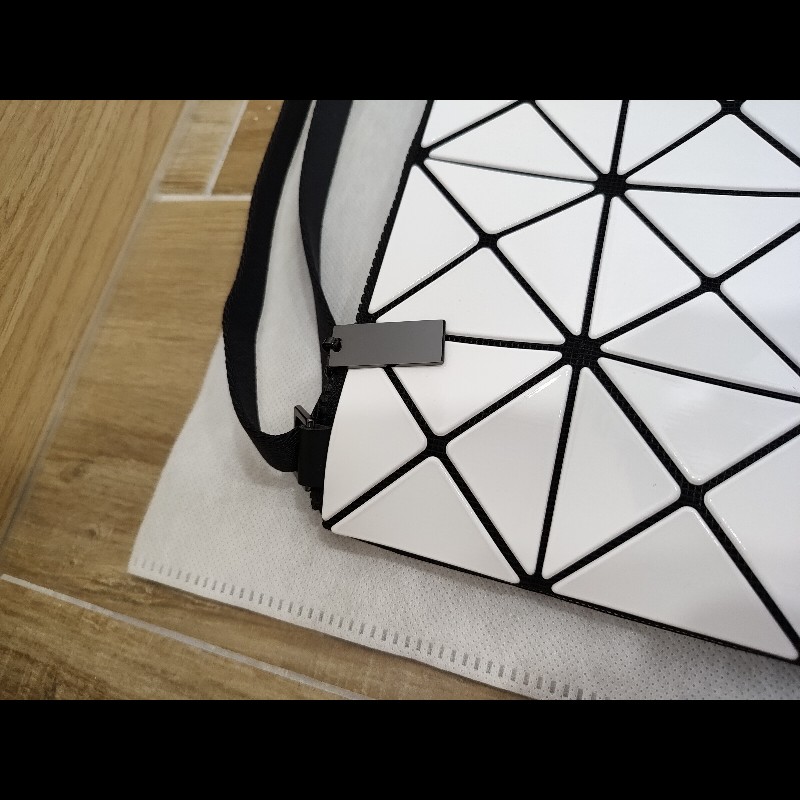 ISSEY MIYAKE 三宅一生 BAOBAO 經典金剛色白色三角格 3x4 小型 斜背包護照包肩背包爆爆包 全新-13