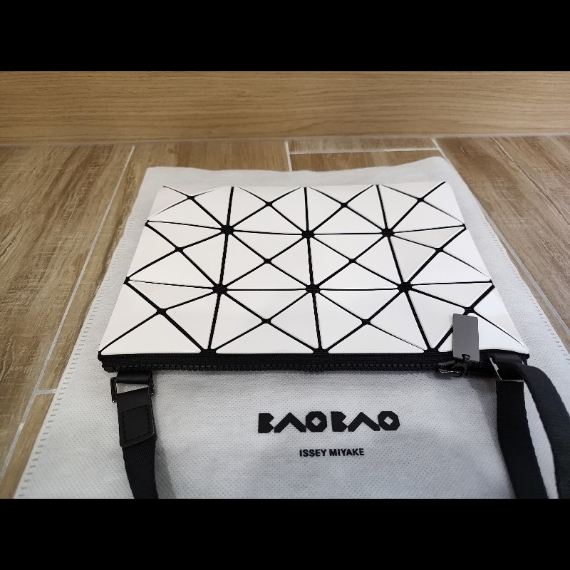 ISSEY MIYAKE 三宅一生 BAOBAO 經典金剛色白色三角格 3x4 小型 斜背包護照包肩背包爆爆包 全新-14