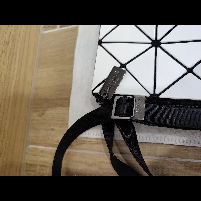 ISSEY MIYAKE 三宅一生 BAOBAO 經典金剛色白色三角格 3x4 小型 斜背包護照包肩背包爆爆包 全新-15