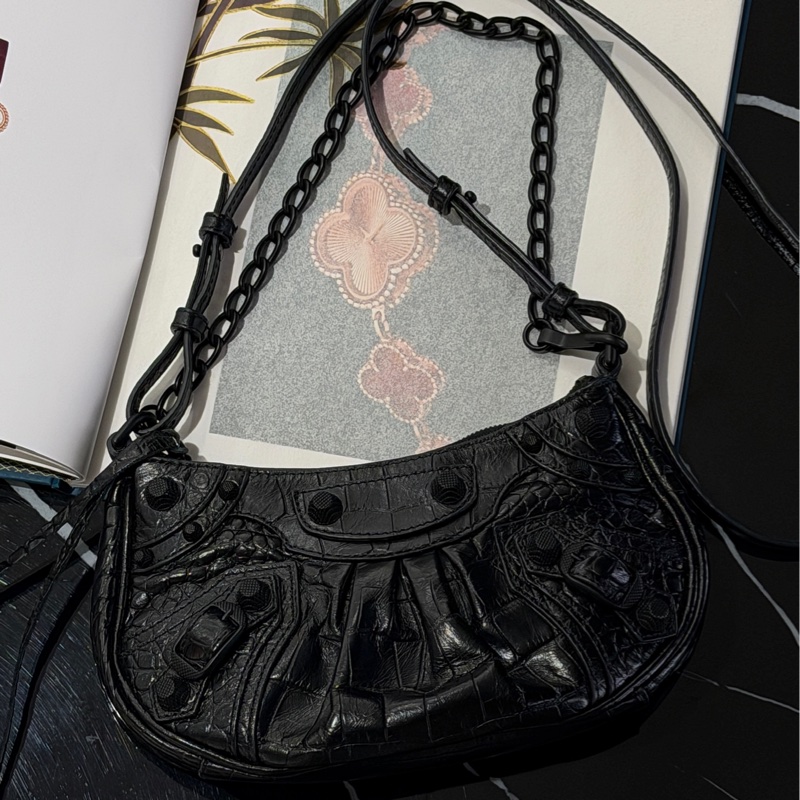 BALENCIAGA Le Cagole so black雙背帶鱷魚壓紋牛皮迷你可頌包(黑色)-0