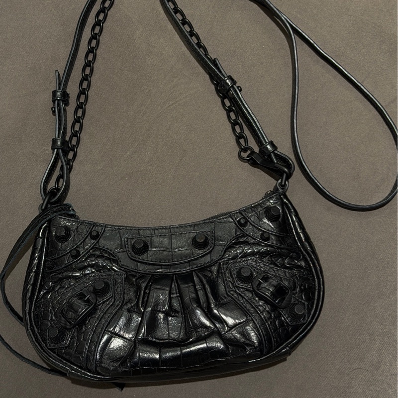 BALENCIAGA Le Cagole so black雙背帶鱷魚壓紋牛皮迷你可頌包(黑色)-1