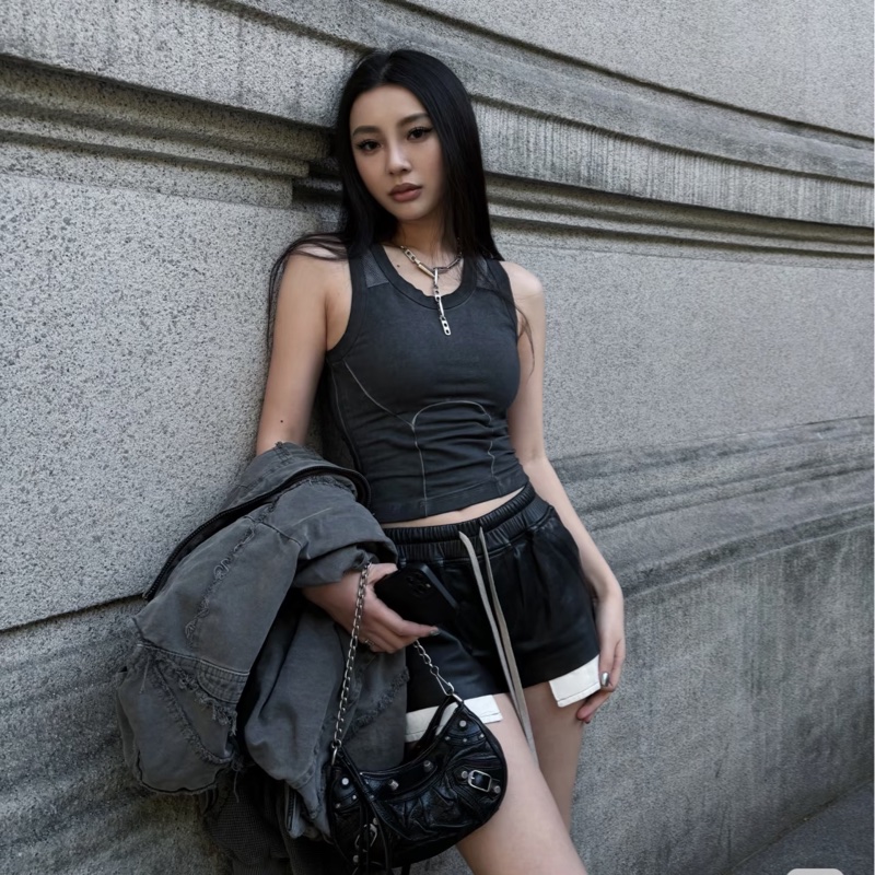 BALENCIAGA Le Cagole so black雙背帶鱷魚壓紋牛皮迷你可頌包(黑色)-5