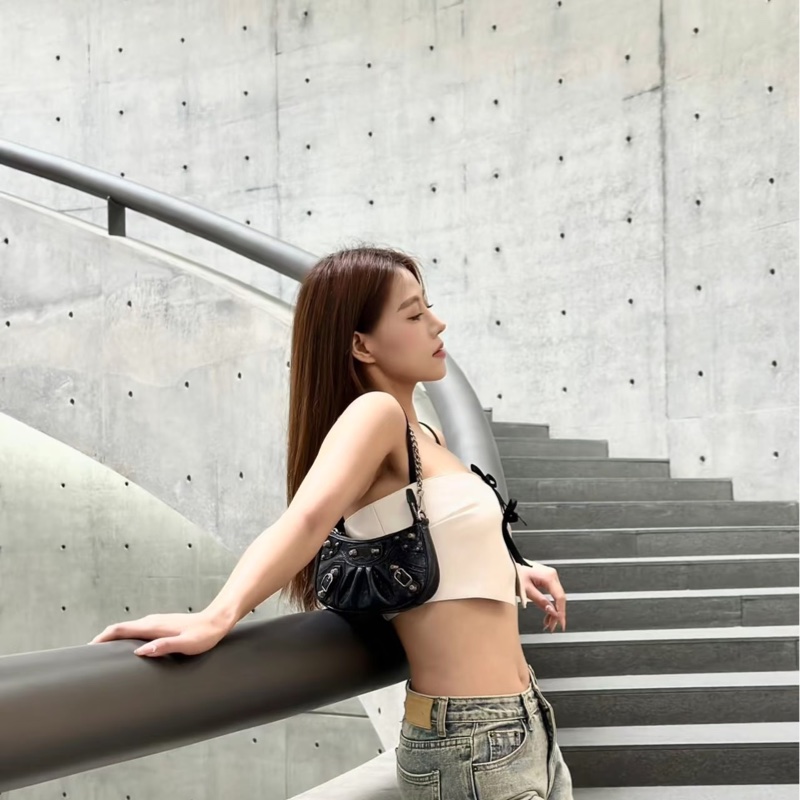 BALENCIAGA Le Cagole so black雙背帶鱷魚壓紋牛皮迷你可頌包(黑色)-6