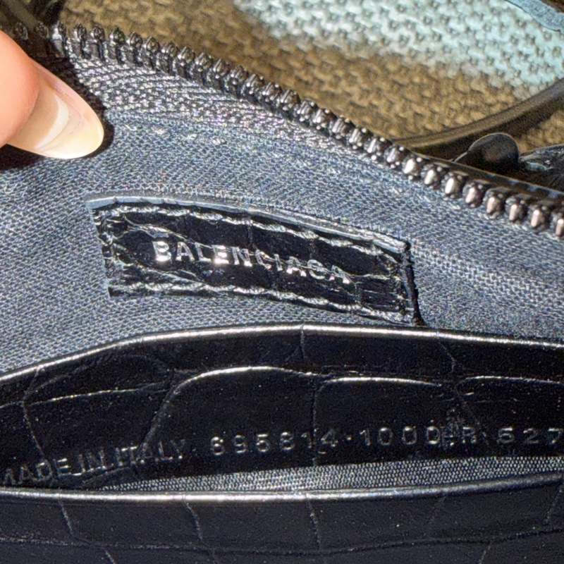 BALENCIAGA Le Cagole so black雙背帶鱷魚壓紋牛皮迷你可頌包(黑色)-7