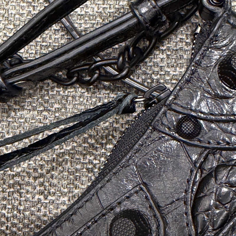 BALENCIAGA Le Cagole so black雙背帶鱷魚壓紋牛皮迷你可頌包(黑色)-10