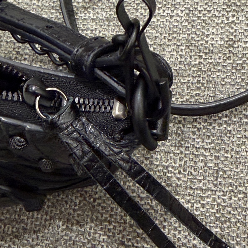 BALENCIAGA Le Cagole so black雙背帶鱷魚壓紋牛皮迷你可頌包(黑色)-11