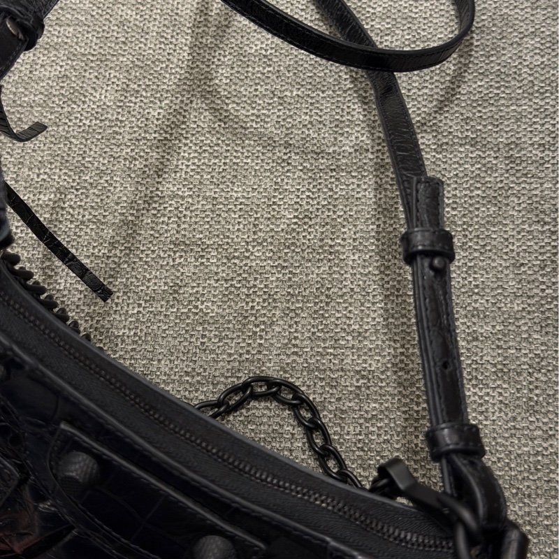 BALENCIAGA Le Cagole so black雙背帶鱷魚壓紋牛皮迷你可頌包(黑色)-15