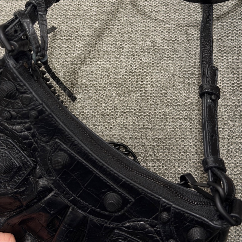 BALENCIAGA Le Cagole so black雙背帶鱷魚壓紋牛皮迷你可頌包(黑色)-16