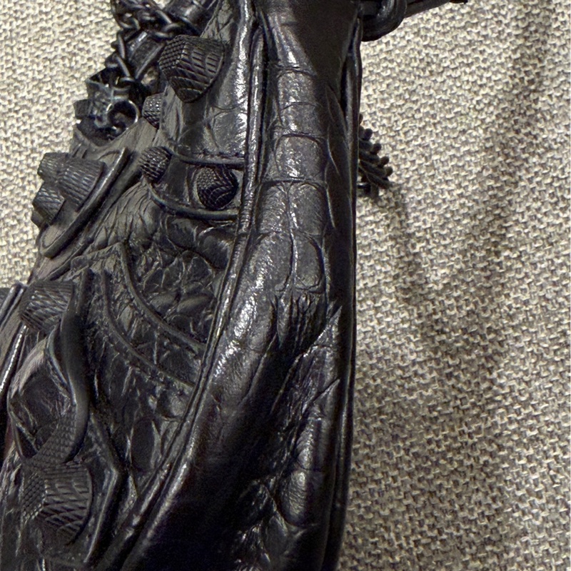 BALENCIAGA Le Cagole so black雙背帶鱷魚壓紋牛皮迷你可頌包(黑色)-17