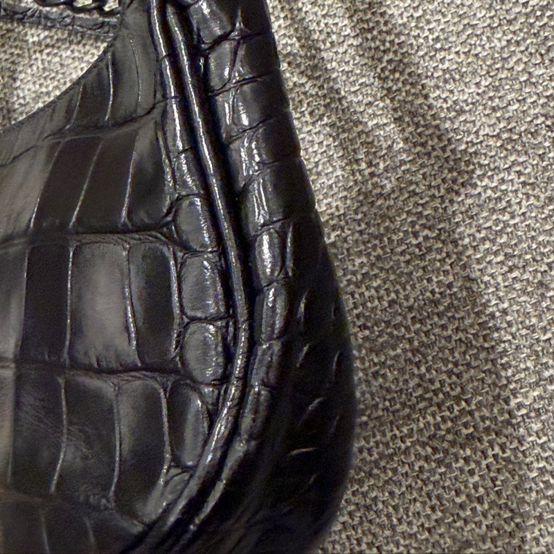 BALENCIAGA Le Cagole so black雙背帶鱷魚壓紋牛皮迷你可頌包(黑色)-18