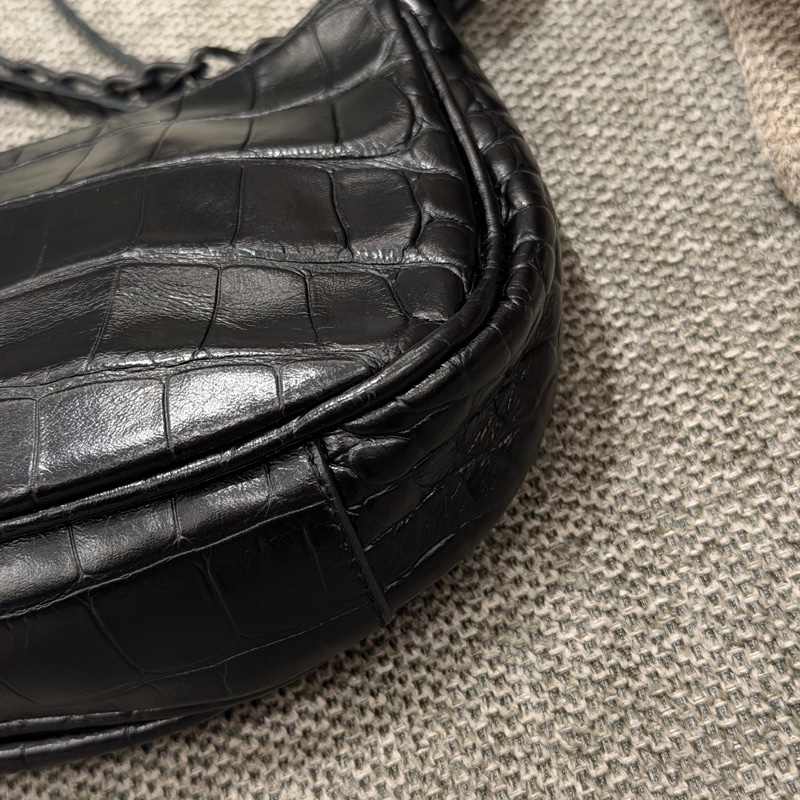 BALENCIAGA Le Cagole so black雙背帶鱷魚壓紋牛皮迷你可頌包(黑色)-19