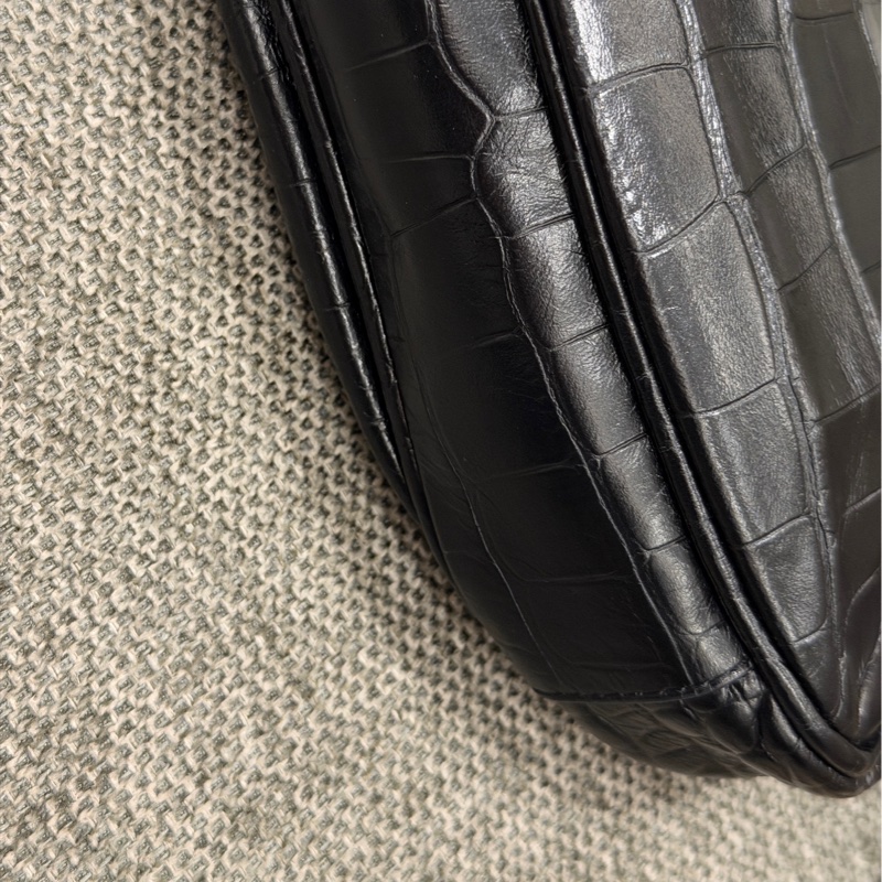 BALENCIAGA Le Cagole so black雙背帶鱷魚壓紋牛皮迷你可頌包(黑色)-20