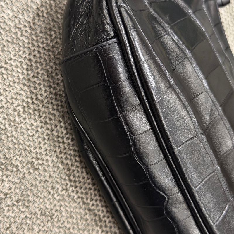 BALENCIAGA Le Cagole so black雙背帶鱷魚壓紋牛皮迷你可頌包(黑色)-21