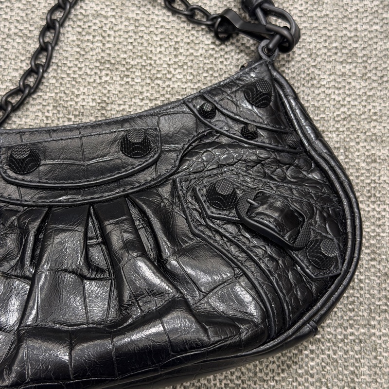 BALENCIAGA Le Cagole so black雙背帶鱷魚壓紋牛皮迷你可頌包(黑色)-24