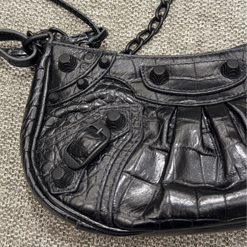 BALENCIAGA Le Cagole so black雙背帶鱷魚壓紋牛皮迷你可頌包(黑色)-25