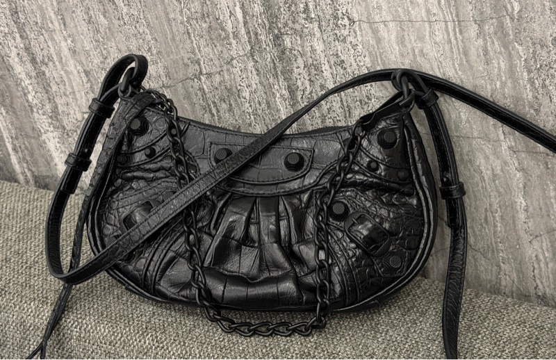 BALENCIAGA Le Cagole so black雙背帶鱷魚壓紋牛皮迷你可頌包(黑色)-26