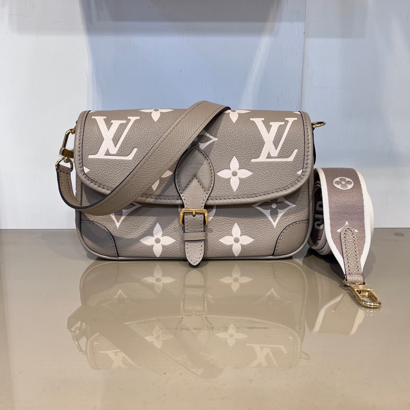 LV 斑鳩灰壓紋Diane金釦下蓋肩斜背包-0