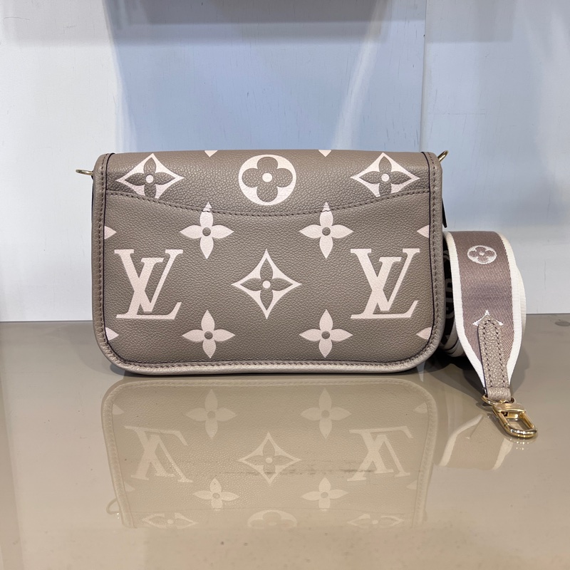 LV 斑鳩灰壓紋Diane金釦下蓋肩斜背包-1