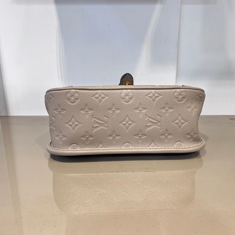 LV 斑鳩灰壓紋Diane金釦下蓋肩斜背包-2