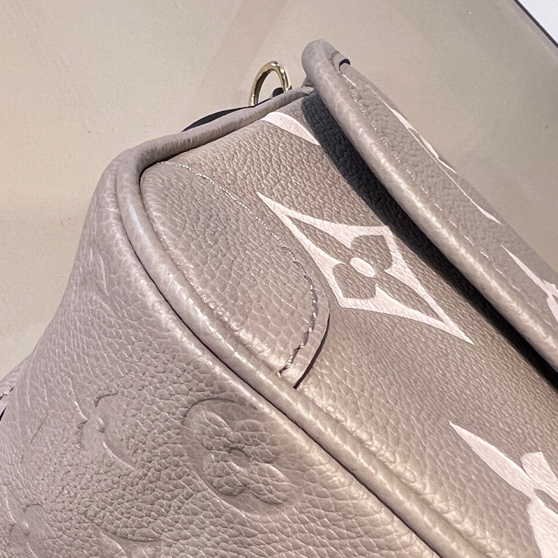 LV 斑鳩灰壓紋Diane金釦下蓋肩斜背包-7