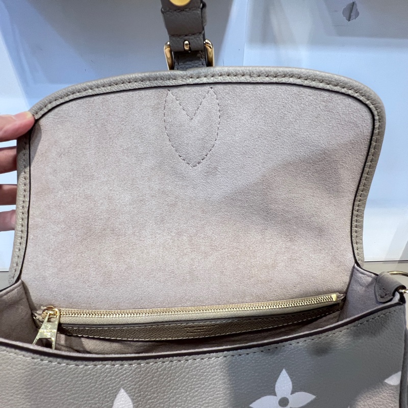 LV 斑鳩灰壓紋Diane金釦下蓋肩斜背包-11