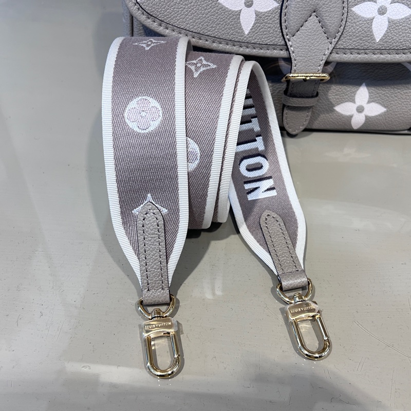 LV 斑鳩灰壓紋Diane金釦下蓋肩斜背包-16
