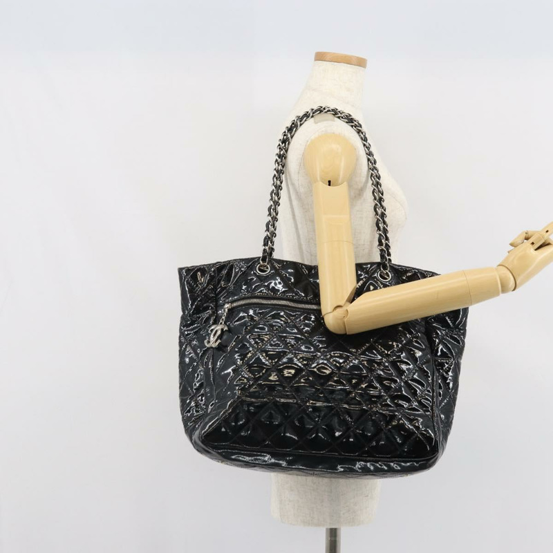 【日本直送】香奈兒 Matelasse 鏈條托特包，漆皮材質，黑色銀色雙C標誌，正品編號 yk19941-22