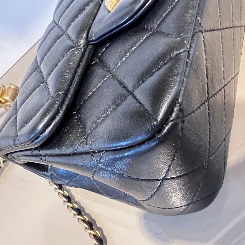 Chanel 黑羊皮菱格紋Mini Flap雙C調節金釦下蓋肩斜背口蓋包-7