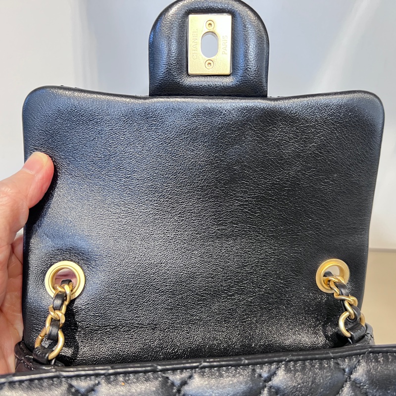 Chanel 黑羊皮菱格紋Mini Flap雙C調節金釦下蓋肩斜背口蓋包-21
