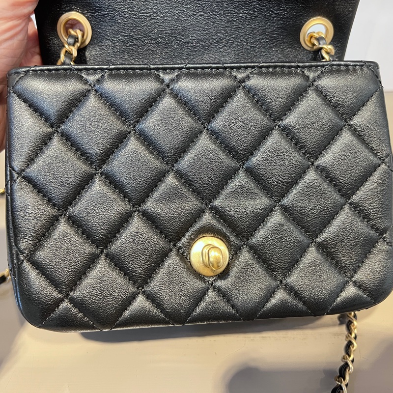 Chanel 黑羊皮菱格紋Mini Flap雙C調節金釦下蓋肩斜背口蓋包-22