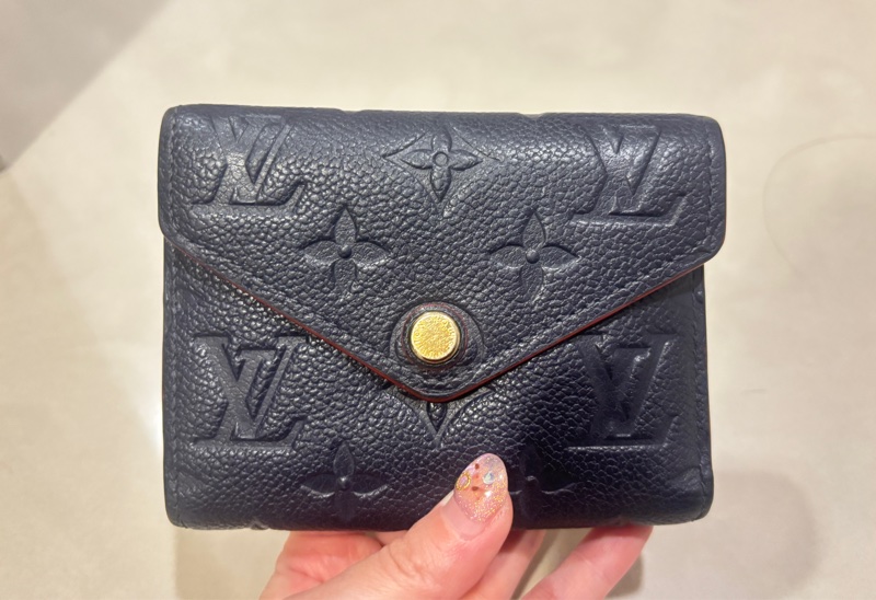 LV 海軍藍壓印三折短夾-0