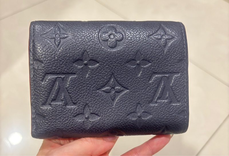 LV 海軍藍壓印三折短夾-1