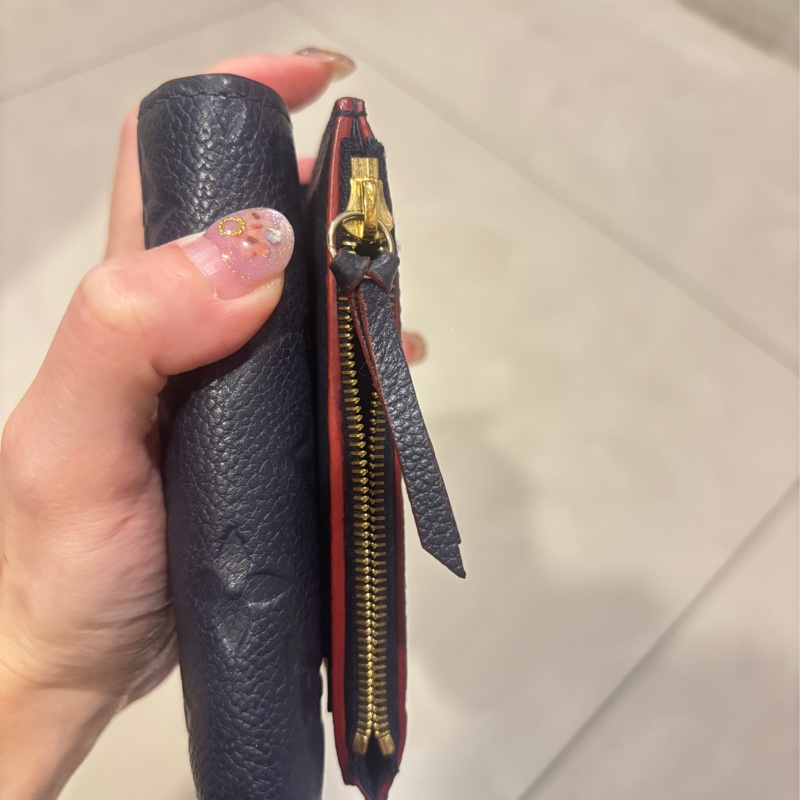 LV 海軍藍壓印三折短夾-4