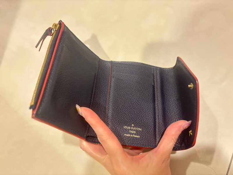 LV 海軍藍壓印三折短夾-8