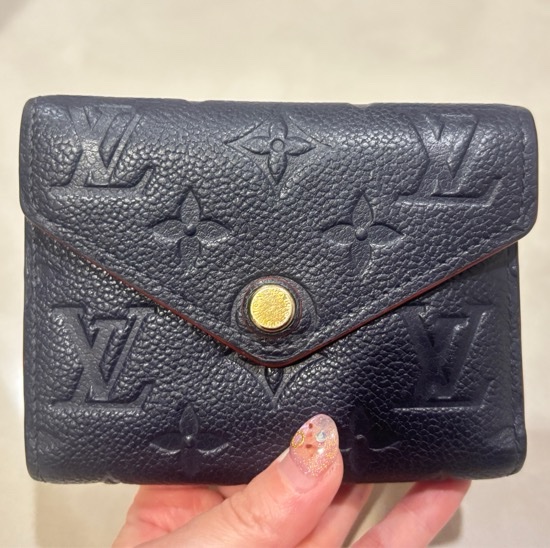 LV 海軍藍壓印三折短夾-10