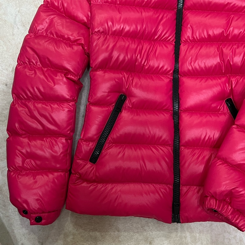 Moncler 桃紅色連帽羽絨外套 厚款-1