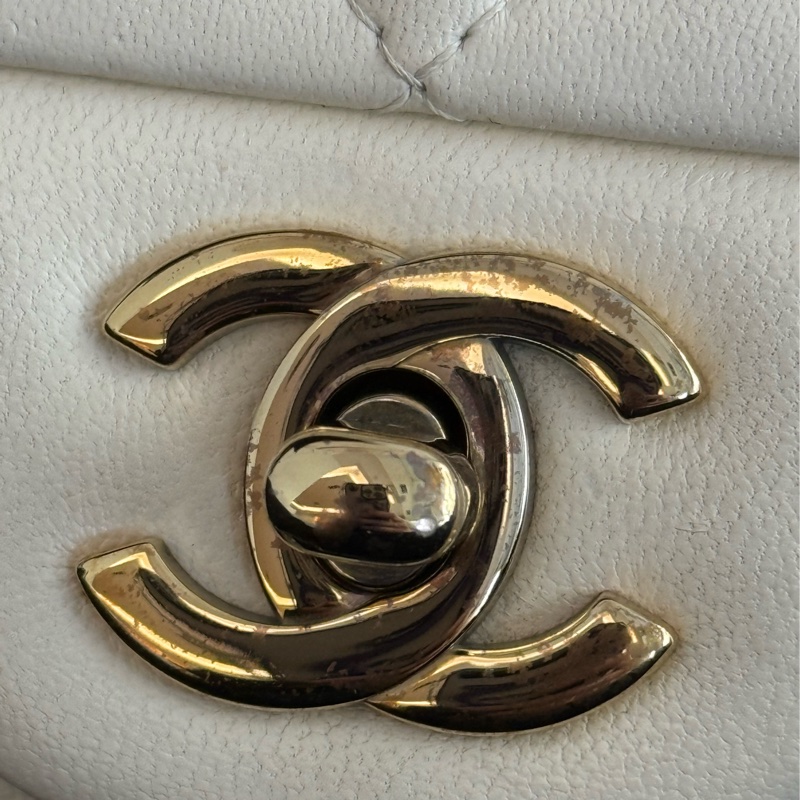 二手CHANEL白色羊皮金釦方胖A35200-9