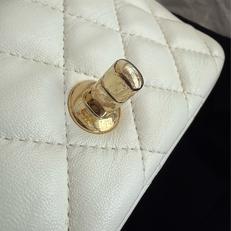 二手CHANEL白色羊皮金釦方胖A35200-10