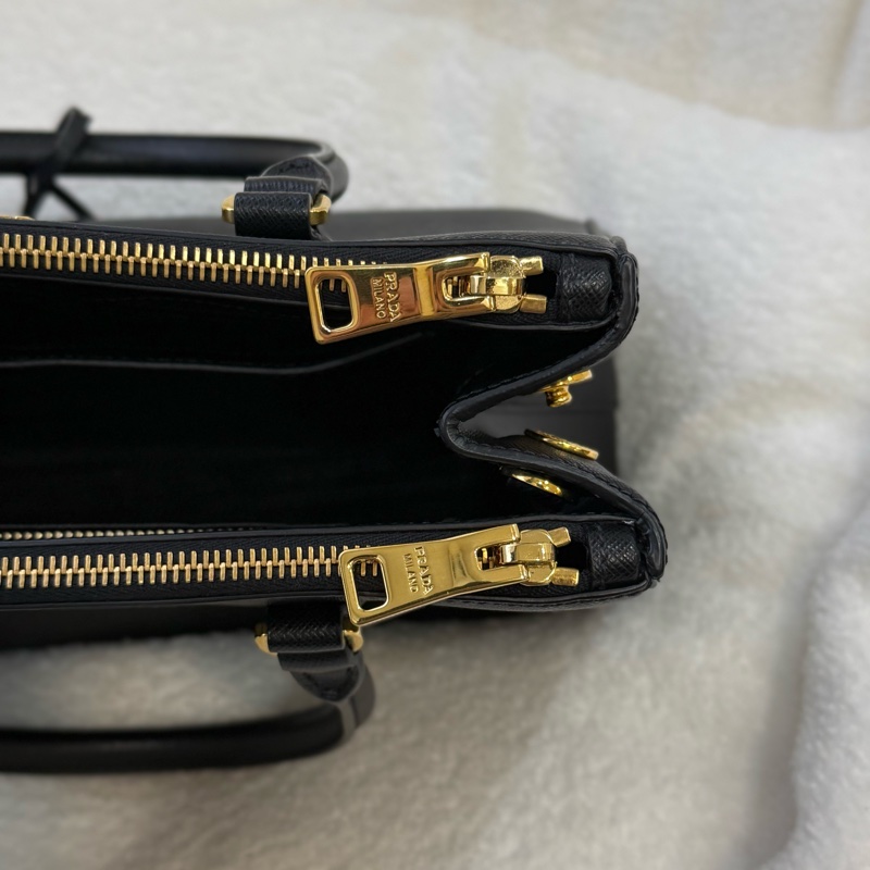 Prada 黑金殺手包小號-10