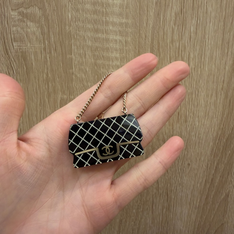 Chanel 黑底壓克力COCO包胸針AB1263-0