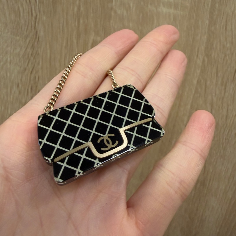 Chanel 黑底壓克力COCO包胸針AB1263-1