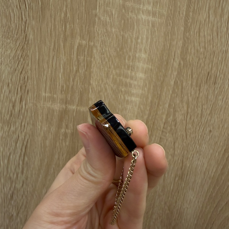 Chanel 黑底壓克力COCO包胸針AB1263-4