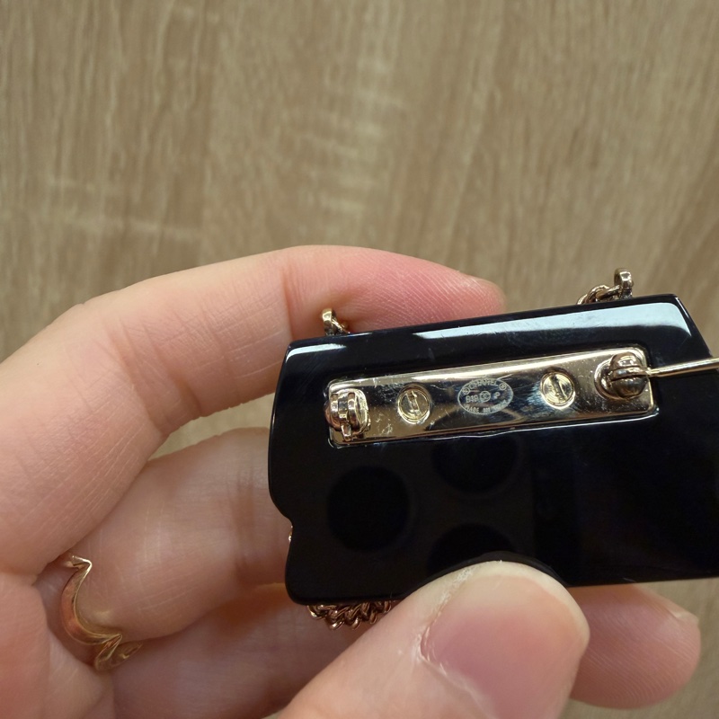 Chanel 黑底壓克力COCO包胸針AB1263-7
