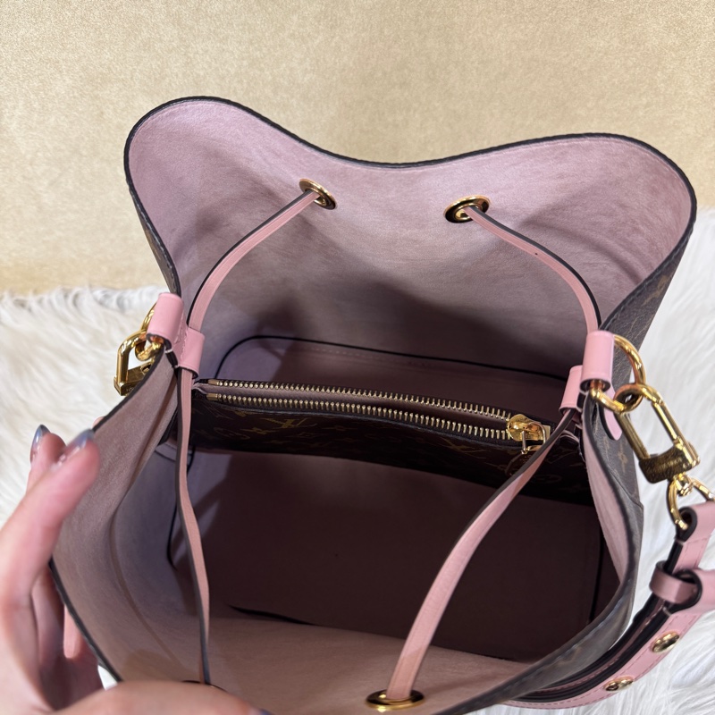 LV NeoNoe MM老花拼粉水桶包 晶片款-7