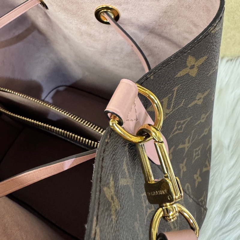 LV NeoNoe MM老花拼粉水桶包 晶片款-9