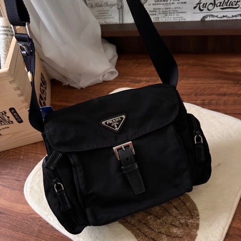 「JL精品代購」9新 Prada 側邊雙口袋郵差包